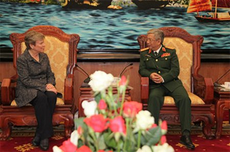 Замминистра обороны СРВ принял заместителя госсекретаря США и военного атташе РФ